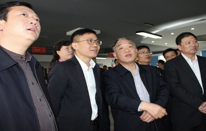 省政府辦公廳、市人大領(lǐng)導(dǎo)一行到電商基地及我司調(diào)研參觀