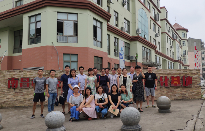 企業(yè)實踐培訓班學員（江西省各地電商教師）到第一槍學習考察